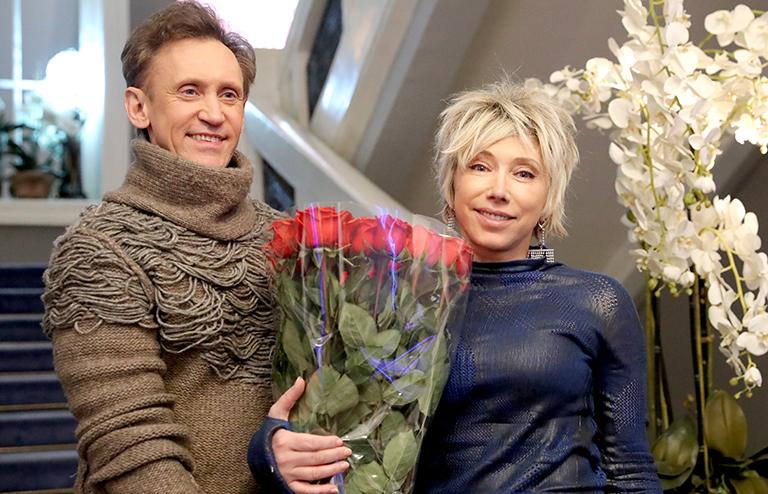 На фото: артисты Сергей Дроботенко и Елена Воробей на премьере спектакля режиссера Юрия Грымова "Женитьба" в театре "Модерн", 2021
