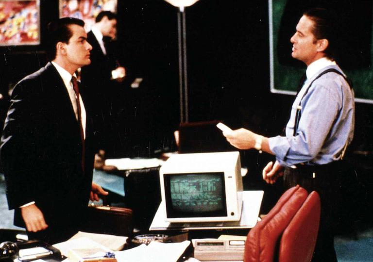 На фото: актеры Мартин Шин и Майкл Дуглас в фильме "Уолл-Стрит", 1987