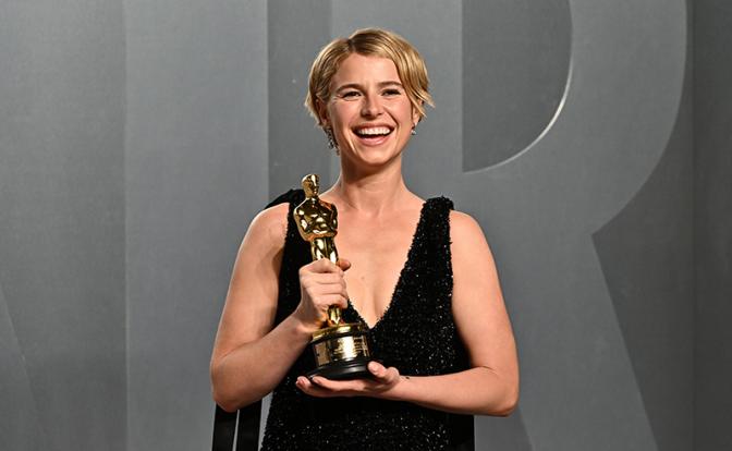 На фото: актриса Джесси Бакли на вечеринке Vanity Fair Oscar Party