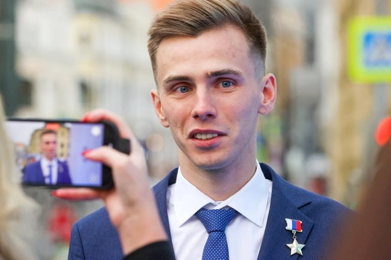 На фото: Герой России, участник специальной военной операции Владислав Головин (позывной Струна) перед началом концерта "Россия, Донбасс, Новороссия: вместе навсегда!" на Красной площади. Концерт посвящен годовщине принятия в состав России четырех регионов &mdash; ДНР, ЛНР, Запорожской и Херсонской областей, 2024 год.