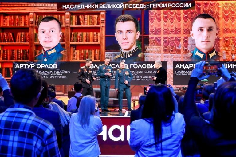 На фото: Герои России, участники специальной военной операции Владислав Головин, Андрей Митяшин, Артур Орлов и журналист, телеведущий Владимир Соловьев (слева направо) во время пресс-подхода в рамках просветительского марафона общества "Знание. Первые" в Музее Победы, 2025 год.