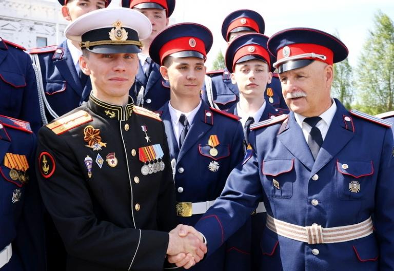 На фото: начальник главного штаба "Юнармии", герой России, участник СВО Владислав Головин (позывной Струна) (слева) во время мероприятия "Наследники Победы" на территории военно-патриотического парка культуры и отдыха ВС РФ "Патриот", 2025 год.