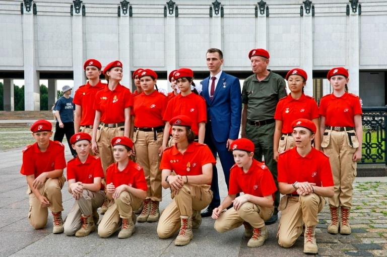 На фото: Герой России, начальник главного штаба движения "Юнармия" Владислав Головин и юнармейцы во время торжественной церемонии поднятия флага и возложения цветов к "Огню памяти и славы" у Музея Победы на Поклонной горе в День России, 2026 год.