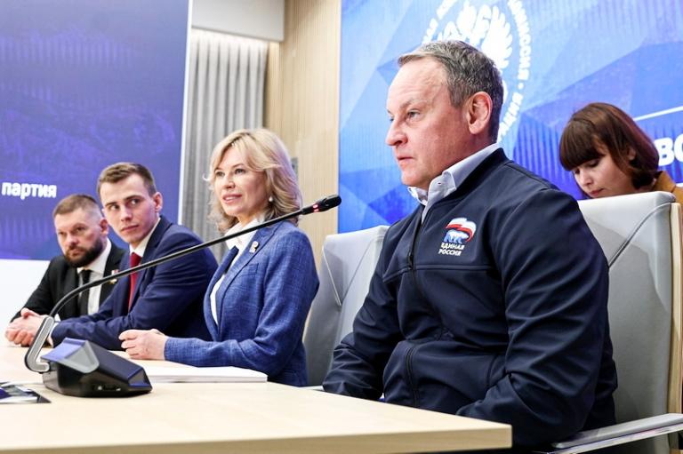 На фото: руководитель Центрального исполнительного комитета партии "Единая Россия", координатор федерального партийного проекта "Историческая память" Александр Сидякин, член комитета Госдумы РФ по труду, социальной политике и делам ветеранов Екатерина Стенякина, герой России, начальник Главного штаба "Юнармии" Владислав Головин, герой России, заместитель генерального директора ВГТРК, военный корреспондент Евгений Поддубный (справа налево) во время сдачи документов в ЦИК кандидатами "Единой России" в депутаты Госдумы РФ, 2026 год.