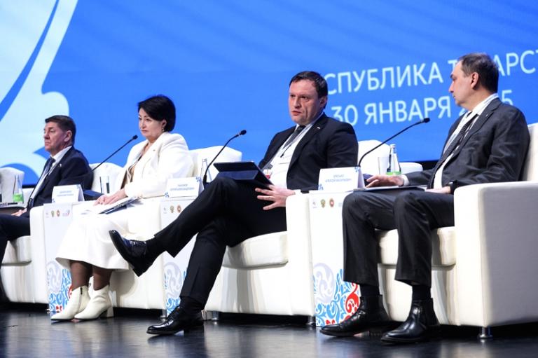 На фото: председатель комитета Совета Федерации РФ по федеративному устройству, региональной политике, местному самоуправлению и делам Севера Андрей Шевченко, глава администрации городского округа Мелитополь Запорожской области Галина Данильченко, председатель комитета Госдумы РФ по строительству и жилищно-коммунальному хозяйству Сергей Пахомов и заместитель министра строительства и жилищно-коммунального хозяйства России Алексей Ересько (слева направо) на II Всероссийском муниципальном форуме "Малая родина &ndash; сила России", Казань, Республика Татарстан, 2025 год.