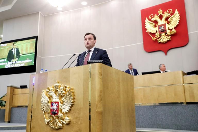 На фото: председатель комитета Госдумы РФ по строительству и жилищно-коммунальному хозяйству Сергей Пахомов выступает на пленарном заседании Государственной Думы РФ, 2022 год.