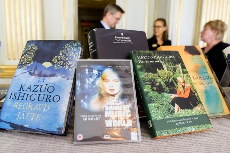 На фото: некоторые литературные произведения Кадзуо Исигуро, лауреата Нобелевской премии по литературе 2017 года, в Стокгольме, Швеция. Нобелевская премия по литературе 2017 года была присуждена Кадзуо Исигуро, «который в романах, обладающих огромной эмоциональной силой, раскрыл бездну, скрывающуюся под нашим иллюзорным чувством связи с миром», — объявила Шведская академия в Стокгольме, 2017 год.