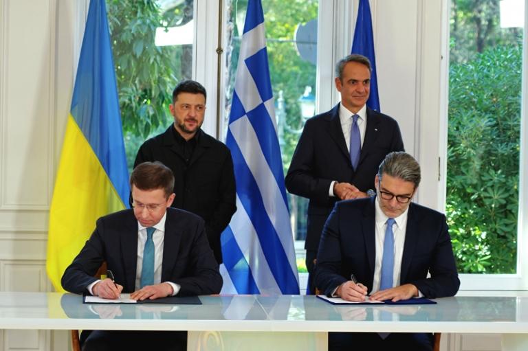 На фото: генеральный директор греческого поставщика газа DEPA Константинос Ксифарас (справа) и генеральный директор группы компаний &laquo;Нафтогаз&raquo; Сергей Корецкий (слева) подписывают соглашение о сотрудничестве в энергетической сфере в присутствии премьер-министра Греции Кириакоса Мицотакиса (сзади, справа) и президента Украины Владимира Зеленского (сзади, слева) в особняке Максимос в Афинах, Греция, 16 ноября 2025 г. 