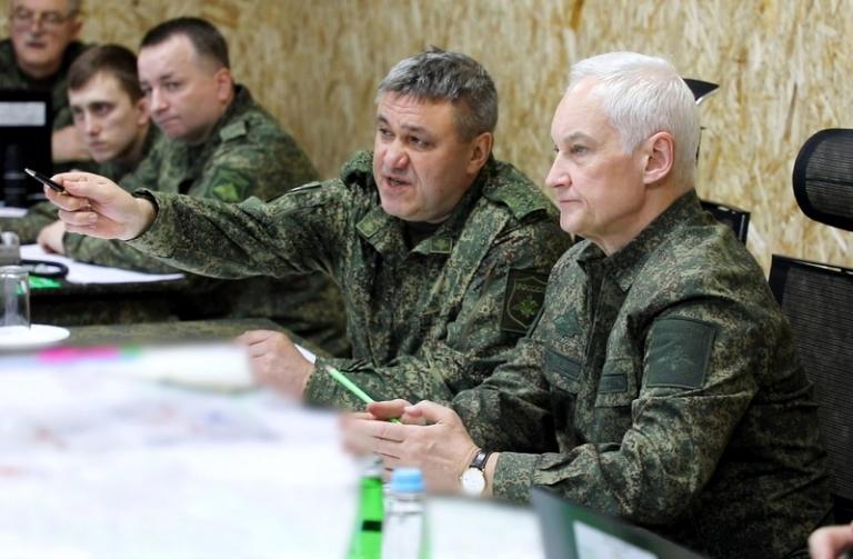 На фото: министр обороны РФ Андрей Белоусов и генерал-полковник Валерий Солодчук (справа налево) во время совещания в рамках инспектирования пункта управления группировки войск "Курск", 2025 год.