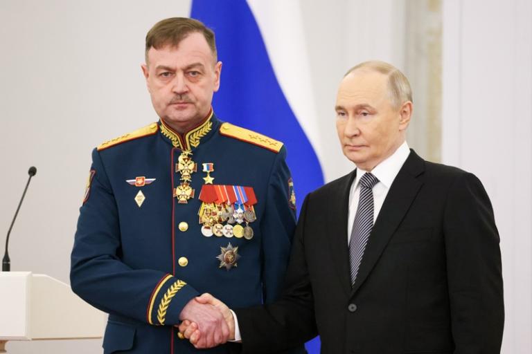 На фото: президент РФ Владимир Путин и Герой России генерал-полковник Андрей Иванаев (справа налево) во время вручения медалей "Золотая Звезда" Героям России на торжественном мероприятии по случаю Дня Героев Отечества в Георгиевском зале Большого Кремлевского дворца, 2026 год.