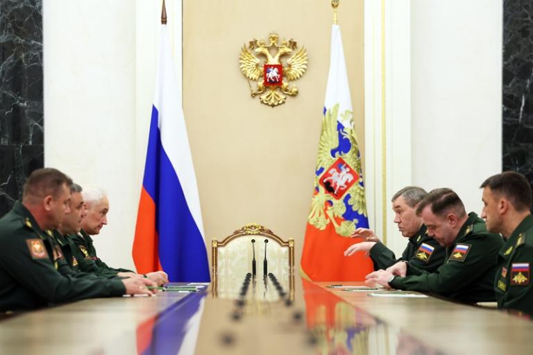 На фото: начальник штаба группировки войск "Центр" Денис Лямин, назначенный командующим войсками беспилотных систем Вооруженных сил РФ, командующий войсками группировки войск "Центр" Валерий Солодчук, назначенный заместителем министра обороны РФ, министр обороны РФ Андрей Белоусов, начальник Генерального штаба Вооруженных Сил РФ - первый заместитель министра обороны РФ Валерий Герасимов, Герой России генерал-полковник Андрей Иванаев, назначенный командующим войсками группировки войск "Центр", начальник штаба группировки войск "Восток" Петр Болгарев, назначенный исполняющим обязанности командующего Восточным военным округом (слева направо), перед встречей президента РФ Владимира Путина с руководством Министерства обороны РФ, 2026 год.