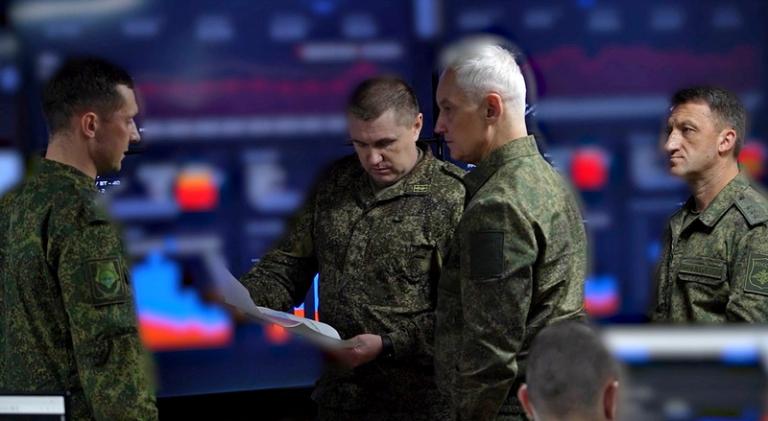 На фото: министр обороны Российской Федерации Андрей Белоусов проверил ход выполнения боевых задач соединениями и воинскими частями группировки войск &laquo;Восток&raquo; в зоне проведения СВО, 2026 год.