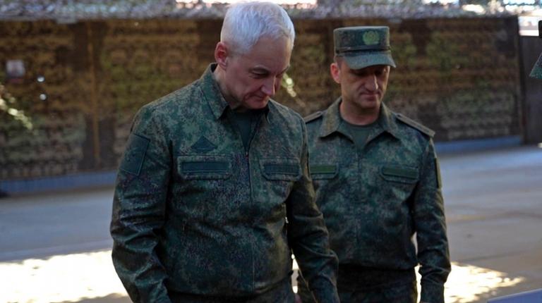 На фото (слева направо): министр обороны РФ Андрей Белоусов и командующий группировкой войск &laquo;Восток&raquo; генерал-полковник Петр Болгарев перед вручением государственных наград военнослужащим группировки, отличившимся в ходе выполнения боевых задач в зоне проведения спецоперации, 2026 год.