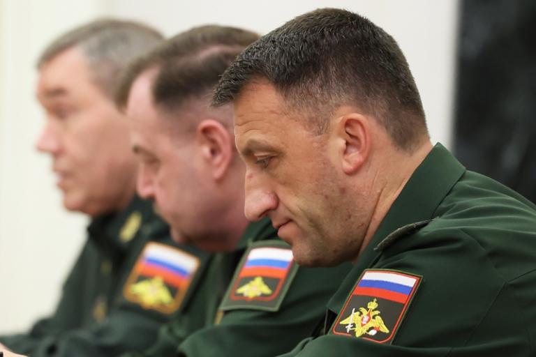 На фото: начальник штаба группировки войск "Восток" Петр Болгарев, назначенный исполняющим обязанности командующего Восточным военным округом (справа) перед встречей президента РФ Владимира Путина с руководством Министерства обороны РФ, 2026 год.