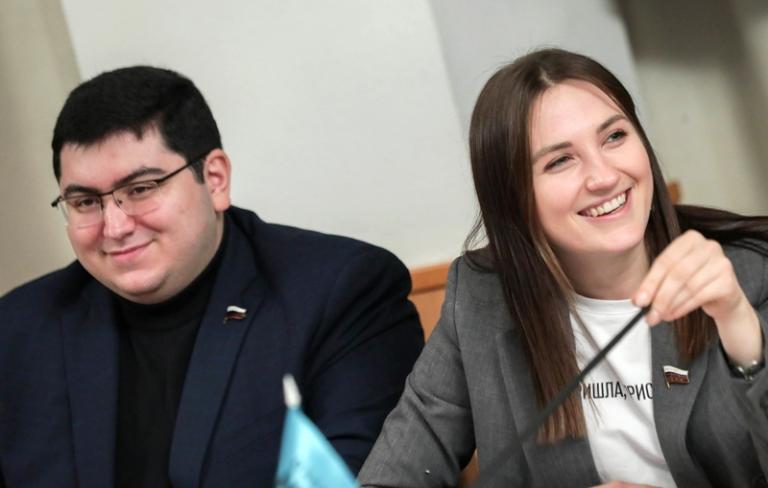 На фото: заместитель председателя комитета по экологии, природным ресурсам и охране окружающей среды Госдумы РФ Георгий Арапов и член комитета по науке и высшему образованию Ксения Горячева во время обсуждения правительственных законопроектов о QR-кодах в Государственной Думе РФ, 2021 год.