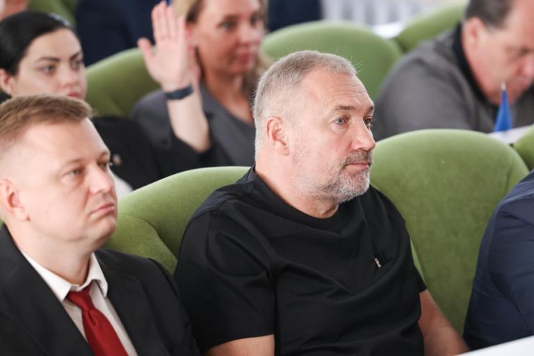 На фото: член Совета Федерации РФ от Херсонской области Константин Басюк (в центре) во время первого заседания Херсонской областной думы первого созыва, Геническ, Херсонская область, 2023 год.