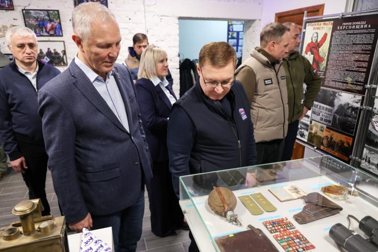 На фото: депутат Госдумы РФ Зураб Макиев, глава Херсонской области Владимир Сальдо, секретарь генерального совета "Единой России", первый заместитель председателя Совета Федерации РФ Владимир Якушев, руководитель Центрального исполнительного комитета партии "Единая Россия", координатор федерального партийного проекта "Историческая память" Александр Сидякин и сенатор РФ от Херсонской области Константин Басюк (слева направо) во время посещения музея в Штабе общественной поддержки "Единой России", Геническ, Херсонская область, 2026 год.