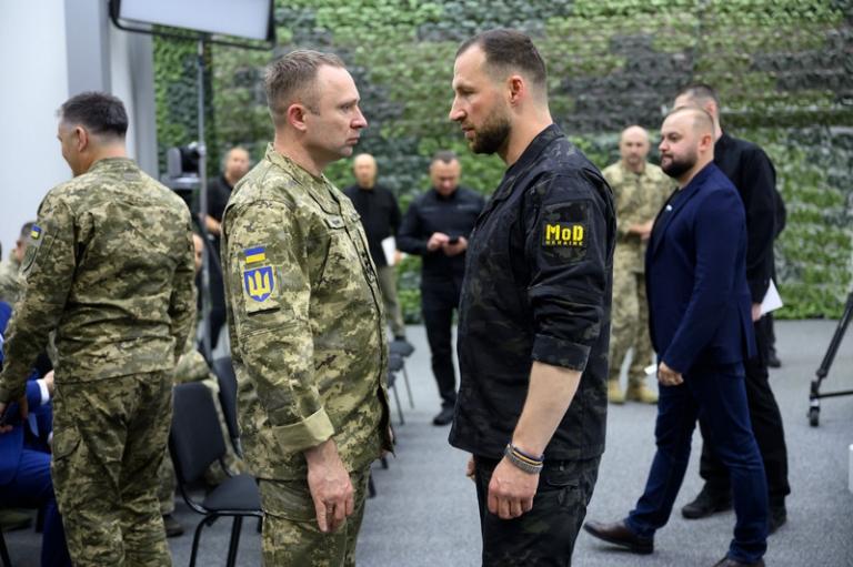 На фото: во время представления нового министра обороны.