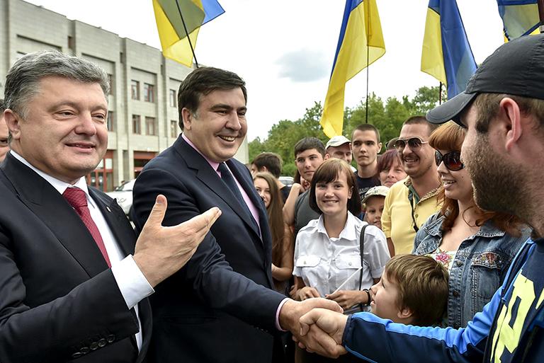 На фото: президент Украины Петр Порошенко и бывший президент Грузии Михаила Саакашвили (слева направо), назначенный губернатором Одесской области, во время общения с местными жителями после церемонии представления у Одесской областной администрации, 2015 год