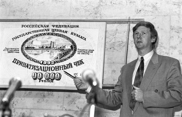На фото: Москва. На пресс-конференции председателя Госкомимущества России Анатолия Чубайса на тему "Народная приватизация: акции, чеки"