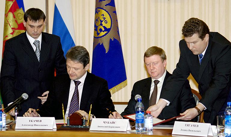 На фото: губернатор Краснодарского края Александр Ткачев и глава РАО «ЕЭС России» Анатолий Чубайс (слева направо) во время подписания соглашения между РАО «ЕЭС России» и администрацией Краснодарского края о строительстве новых энергообъектов в Сочи, 2007 год