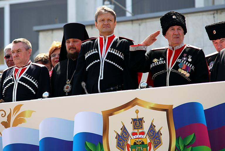 На фото: губернатор Краснодарского края Александр Ткачев (третий слева) во время парада Кубанского казачьего войска в честь отмечаемого в Краснодарском крае Дня реабилитации кубанского казачества, 2013 год