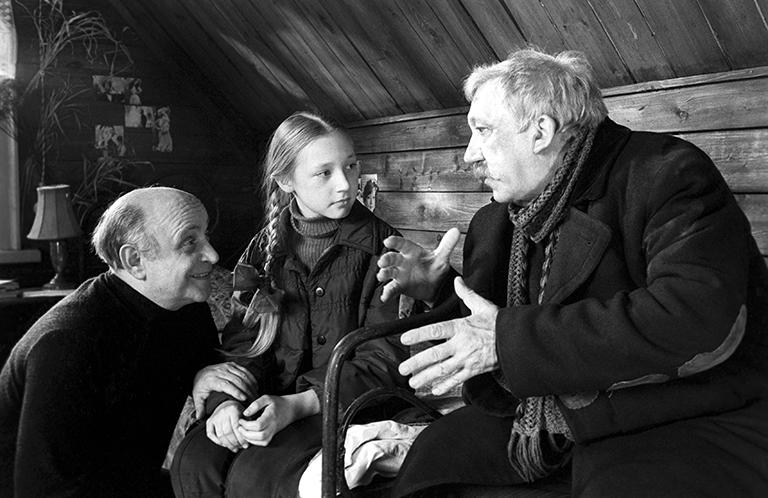 Рабочий момент съемок художественного фильма "Чучело". На фото (слева направо): режиссер-постановщик Ролан Быков, исполнительница главной роли Кристина Орбакайте (Лена Бессольцева) и Юрий Никулин (Николай Николаевич Бессольцев, дедушка Лены), 1983 год