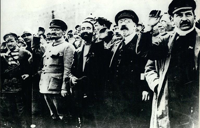 На фото: Иосиф Сталин и Лев Троцкий в Петрограде около 1917