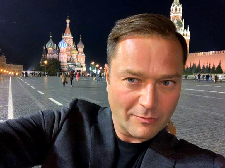 "Вечерние прогулки. Все ноют по последним хорошим московским денькам. Месяц ещё лета а Москве впереди. Не спешите никуда. — место: Красная Площадь." 27 сентября 2019 года