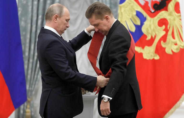 На фото: президент РФ Владимир Путин и председатель правления ПАО "Газпром" Алексей Миллер (слева направо), получивший орден "За заслуги перед Отечеством" I степени, на церемонии вручения государственных наград РФ в Кремле
